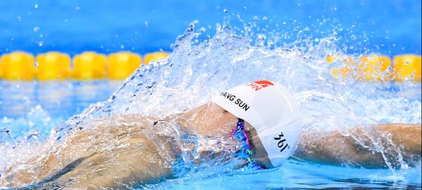 C9观众热烈欢呼！，浓眉哥迎来七赛季出色发挥赛场气氛高涨