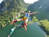 电竞赛场焦点！西班牙队对阵瑞士队，激战正酣，豪门对决再度上演