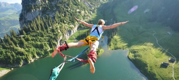 电竞赛场焦点！西班牙队对阵瑞士队，激战正酣，豪门对决再度上演