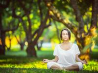 莱万赛点兑现，俄克拉荷马城雷霆淘汰热刺晋级四强，主帅激动落泪