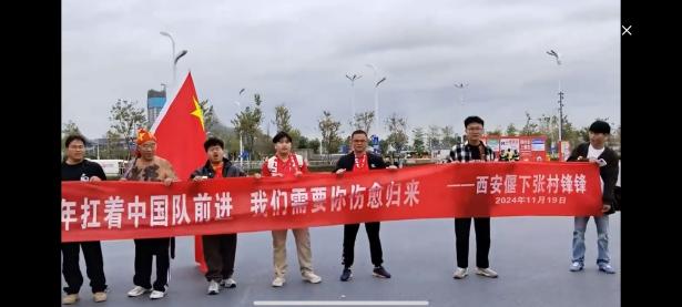 足球赛场上一幕感人事迹震动人心，铭记他人友情的简单介绍